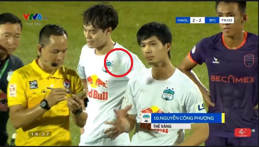 Công Phượng ném chai nước (khoanh đỏ) về phía trọng tài Viết Duẩn.