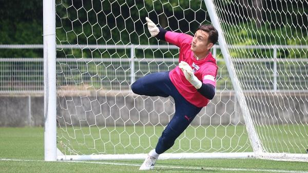 Đặng Văn Lâm trên sân tập của Osaka.