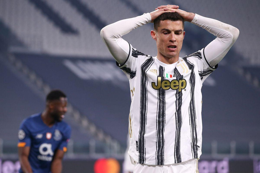 Ronaldo ôm hận cùng Juventus.