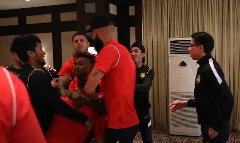 Tuyển thủ Malaysia dàn cảnh đánh nhau trước mặt HLV Tan Cheng Hoe