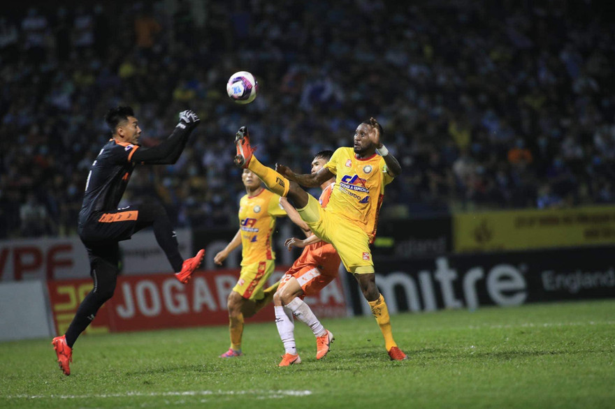 CLB Thanh Hóa phạt nặng chân sút Hoàng Vũ Samson