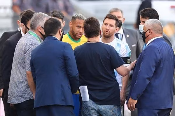 Lionel Messi bực tức với cảnh sát Brazil