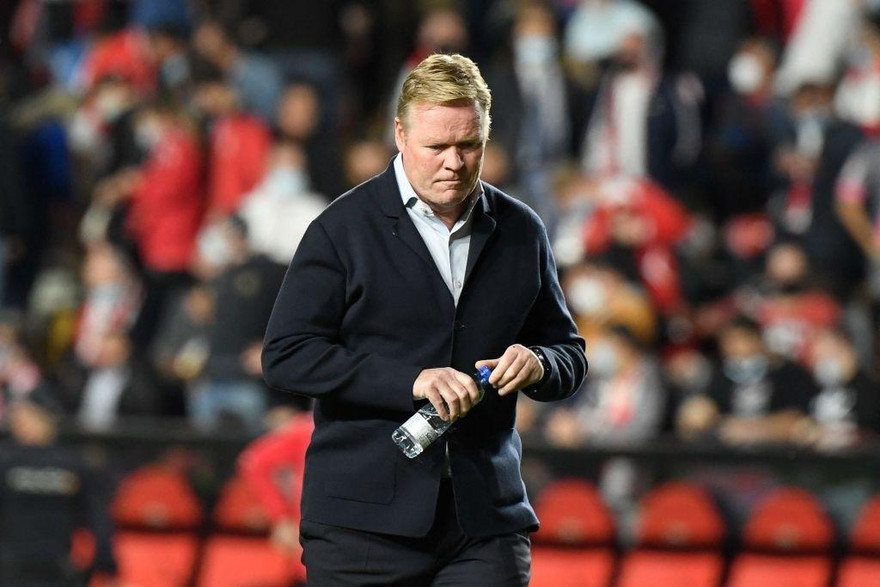 HLV Ronald Koeman chính thức mất ghế tại Camp Nou.