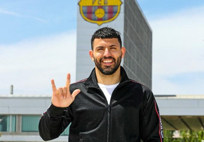 Sergio Aguero rạng rỡ ra mắt Barcelona.