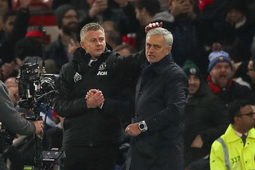 HLV M.U mỉa mai thâm sâu Mourinho trước đại chiến