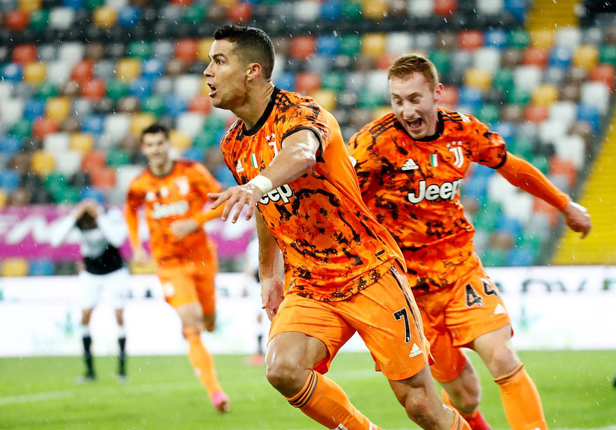 Ronaldo ăn mừng bàn ấn định thắng lợi 2-1 trước Udinese