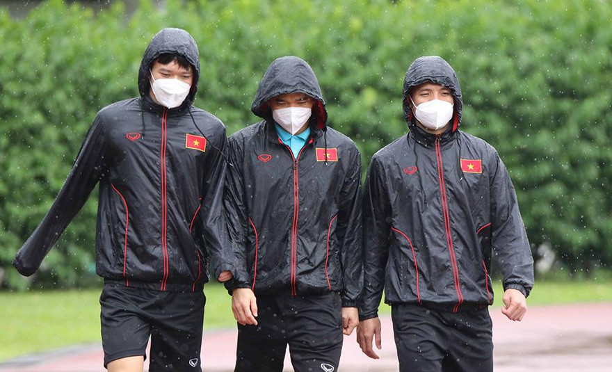 Tuyển Việt Nam đội mưa tập luyện buổi đầu tiên tại Singapore
