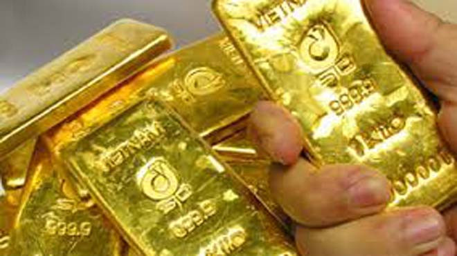 Vàng giảm nhẹ, đô la tăng giá