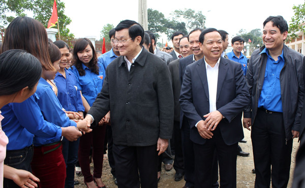 Chủ tịch nước Trương Tấn Sang, Bí thư thứ nhất T.Ư Đoàn Nguyễn Đắc Vinh, lãnh đạo các bộ, ngành cùng lãnh đạo tỉnh Thanh Hóa thăm Làng thanh niên lập nghiệp Sông Chàng. Ảnh: Hoàng Lam