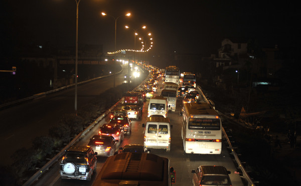 Ùn tắc sau vụ tai nạn liên hoàn giữa 8 xe tại tuyến Pháp Vân - Cầu Giẽ tối mùng 4 Tết. Ảnh: Hoàng Anh