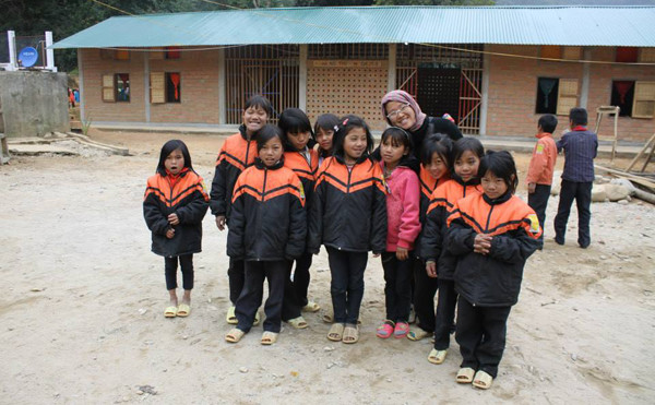 Trưởng nhóm Lê Thu Huyền cùng những em học sinh La Hủ