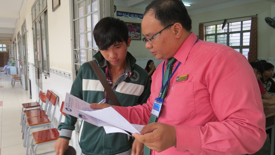 Gíam thị kiểm tra thông tin thí sinh trước khi vào phòng thi