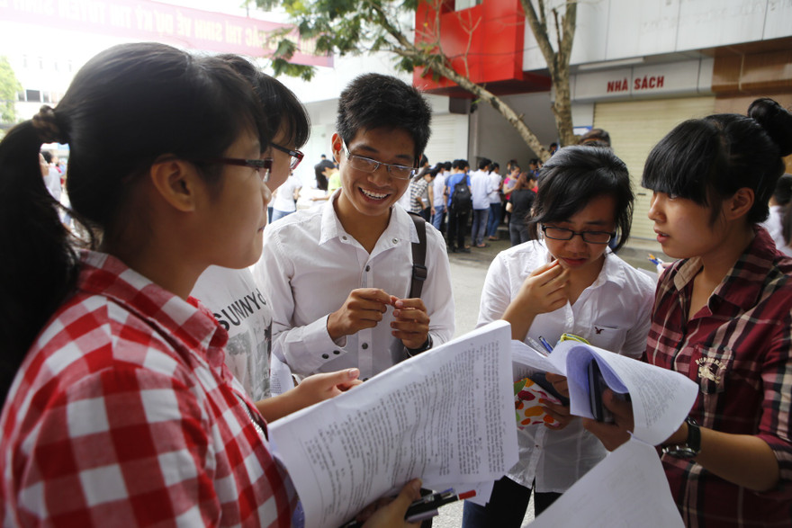 Thí sinh xem lại bài sau giờ thi môn Hóa học sáng nay 5/7. Ảnh: Như Ý