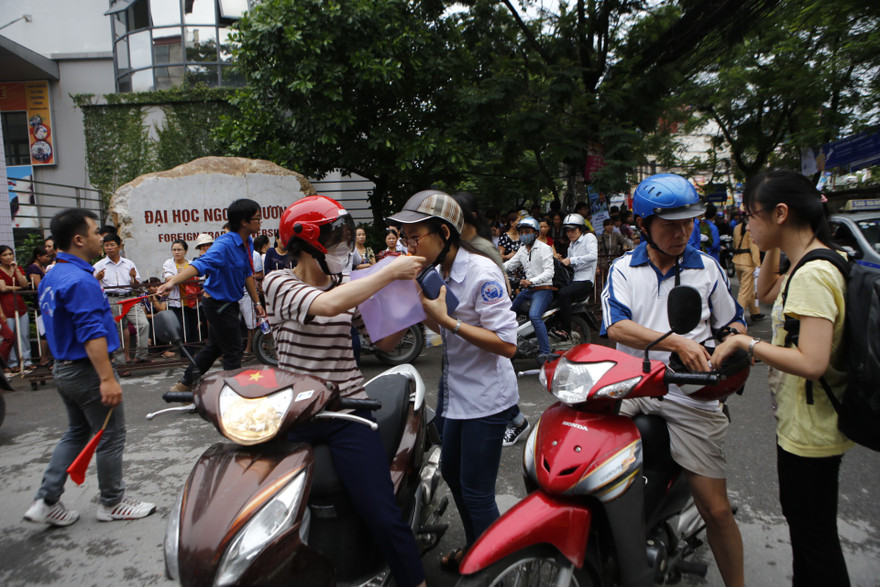 Thí sinh sau giờ làm bài. Ảnh: Như Ý