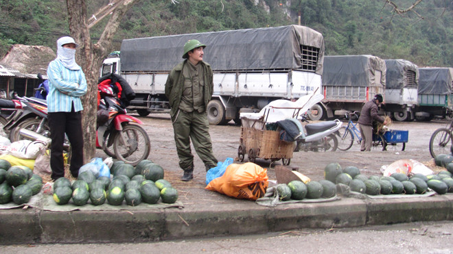 Không xuất được, dưa bán tháo ở cửa khẩu, không ai mua. ảnh: Duy Chiến