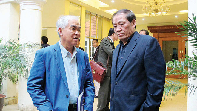 Quyền Chủ tịch VFF Lê Hùng Dũng trao đổi với nguyên Chủ tịch Nguyễn Trọng Hỷ bên lề Hội nghị BCH VFF chiều qua. ảnh: VSI