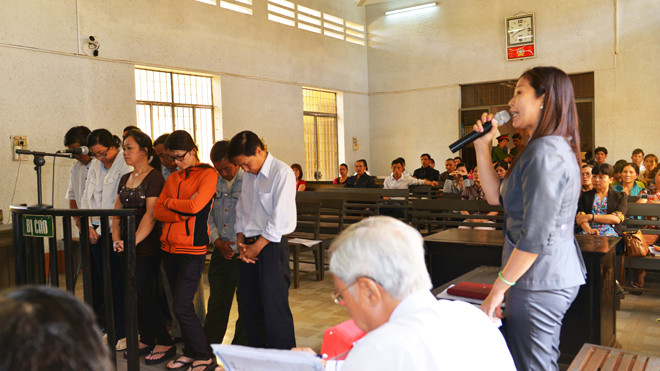 Các bị cáo cúi gằm khi nghe luật sư phân tích hành vi phạm pháp