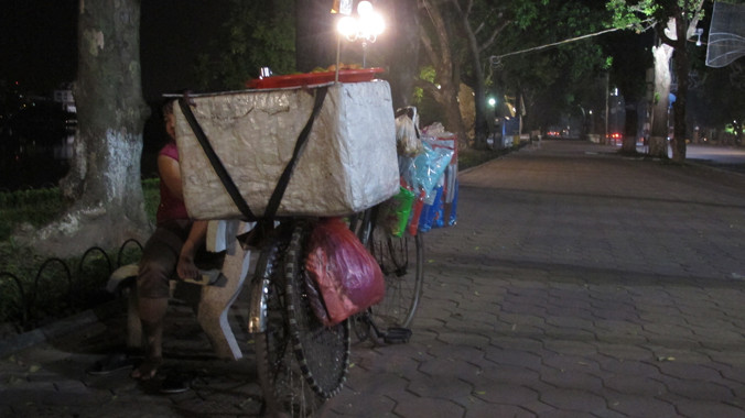 Người bán bánh khúc đêm nghỉ chân ở bờ hồ