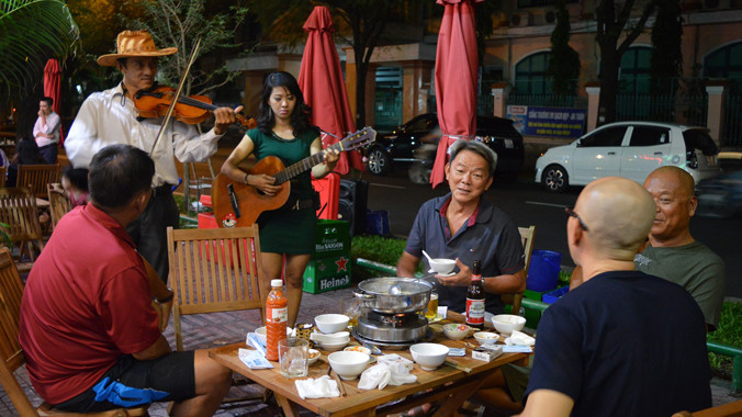 Anh Minh, chị My đến tận bàn chơi đàn khi được yêu cầu. Ảnh: N.B