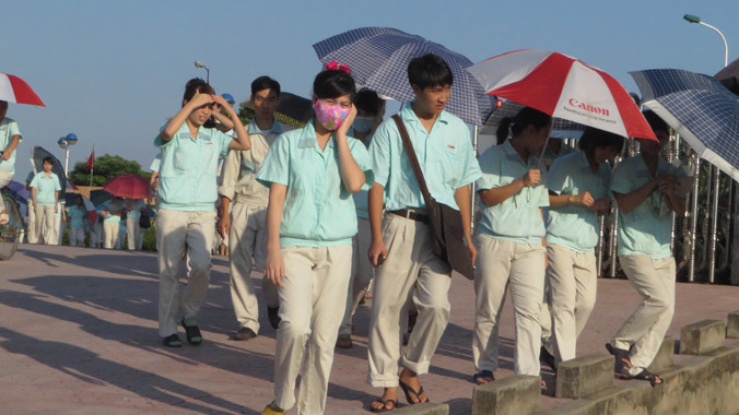 Trong số các công nhân này, có bao nhiêu người có bằng cử nhân?