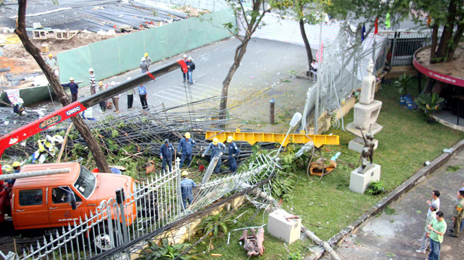 Sự cố gãy cần cẩu tại dự án khu tứ giác Bến Thành đầu năm 2014 làm hư hỏng tường rào bảo tàng Mỹ thuật TPHCM