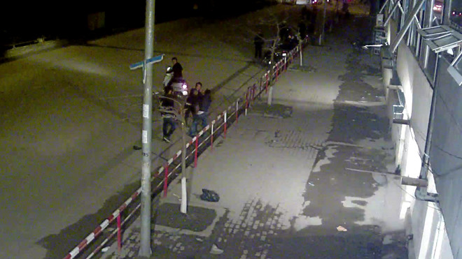 Ảnh: Khách bị “cò” đánh hội đồng giữa phố