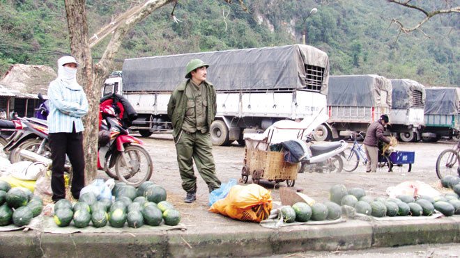 Không xuất được, dưa hấu bán tháo ở cửa khẩu, không ai mua. Ảnh: Duy Chiến