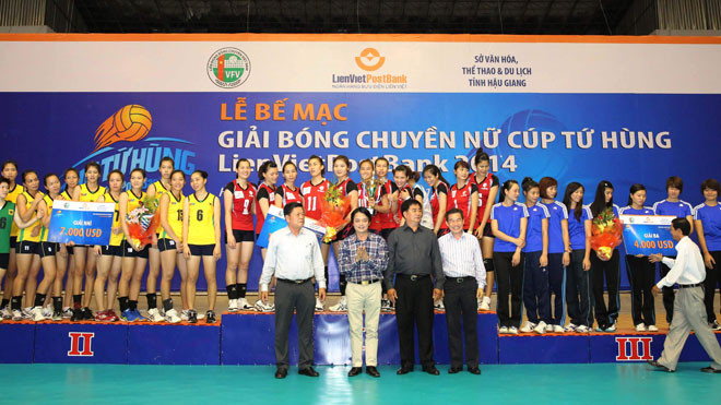 Lãnh đạo NH với đội bóng chuyền nữ thông tin LVPB ảnh: PV