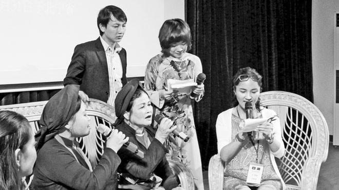 Nữ đại biểu A Tử Căn (ngoài cùng bên phải) tham gia học hát tại chương trình tọa đàm. Ảnh: P.V