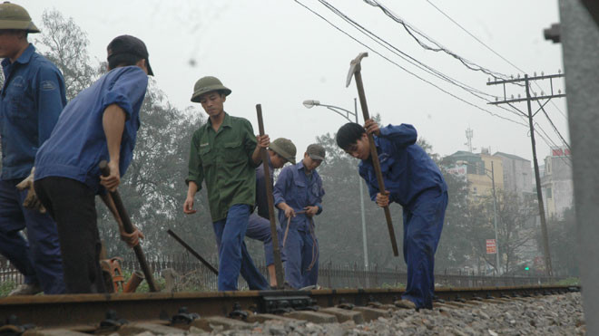 Ngành đường sắt chậm thay đổi, lương công nhân thấp, lãnh đạo khoái chơi golf. Ảnh: sỹ lực
