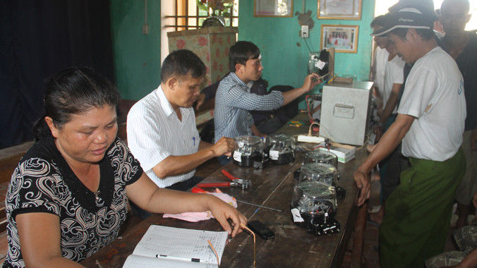 Cán bộ Trung tâm kỹ thuật đo lường chất lượng tỉnh Bắc Giang kiểm định lại các công tơ điện
