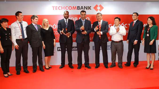 Lãnh đạo Techcombank và đại diện các tổ chức quốc tế trao giải thưởng