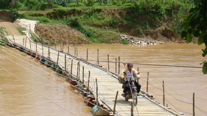 Cầu phao tự chế ở xã Đắc Lua (Tân Phú, Đồng Nai)