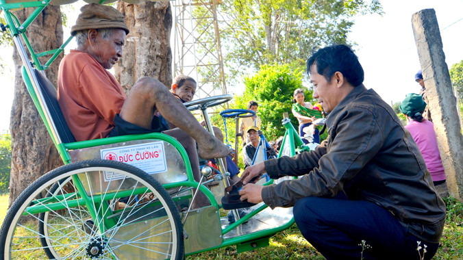 Anh Nguyễn Văn Quế - kỹ thuật viên của xưởng trong chuyến mang phát giày miễn phí cho bệnh nhân làng phong Đăk Pơ Nan (xã Kon Thụp, huyện Mang Yang, Gia Lai). Ảnh: Hoài Văn