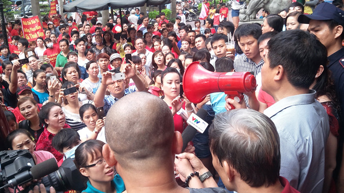 Sáng 23/10, đông đảo tiểu thương Trung tâm thương mại An Đông Plaza bãi thị phản đối giá thuê mặt bằng