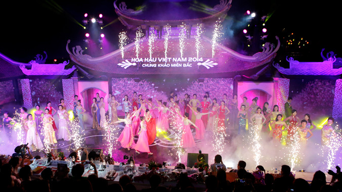 38 thí sinh khoe sắc trong màn bắn pháo hoa. Ảnh: Như ý