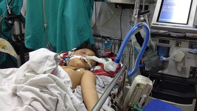 Cháu bé bị bố đánh dã man đã qua đời