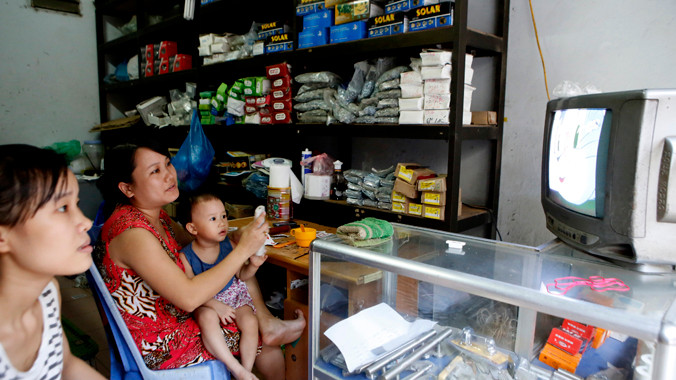 Người dân Đà Nẵng, Quảng Nam đang dùng truyền hình analog phải mua đầu thu kỹ thuật số công nghệ mới trước ngày 1/7/2015. Ảnh: Như Ý