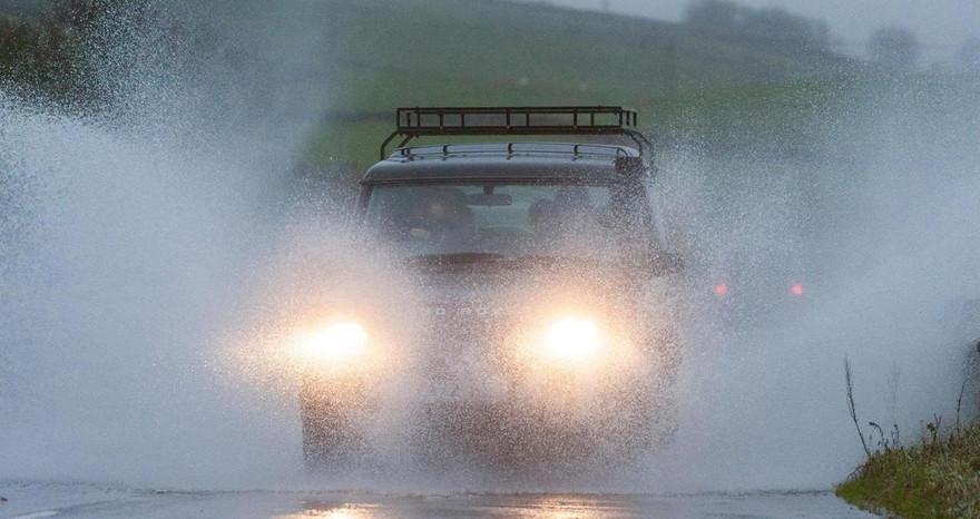 Lái xe trong mưa bão. Ảnh: BBC