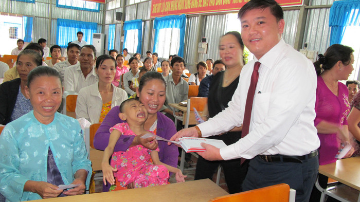 Trao quà tết cho người nghèo