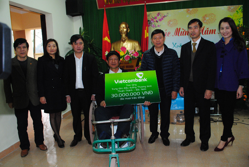 Trao tượng trưng phần quà trị giá 30 triệu đồng cho đại diện thương binh nặng. Ảnh: Duy Ngợi