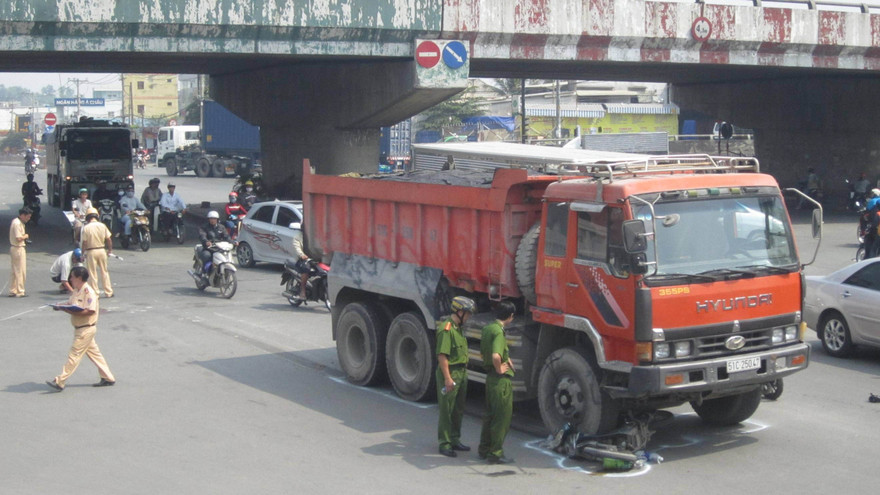 Xe ben cán nát chân một phụ nữ