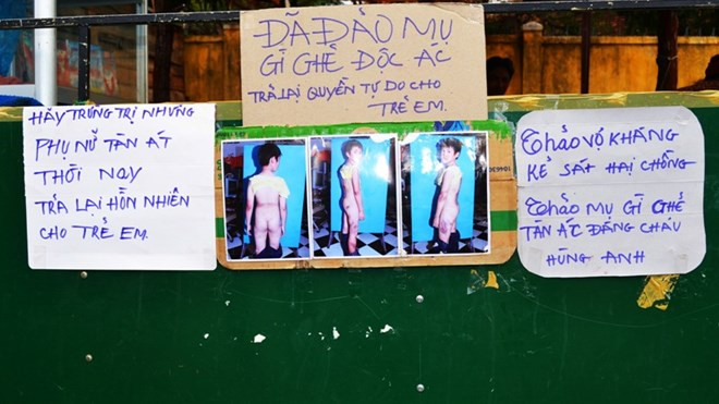 Dân làng bức xúc, tự dán các 'khẩu hiệu' đòi trừng trị dì ghẻ độc ác Hồ Thị Thảo 