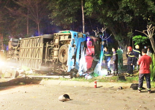 Xe khách lật nghiêng sau va chạm với xe tải