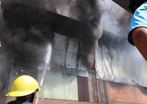 Công ty gỗ ở Bình Dương phát cháy dữ dội