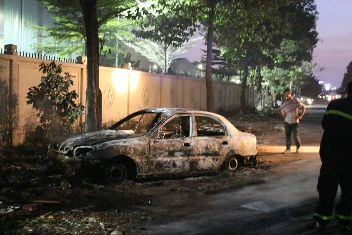 Chiếc xe bị cháy trơ khung 