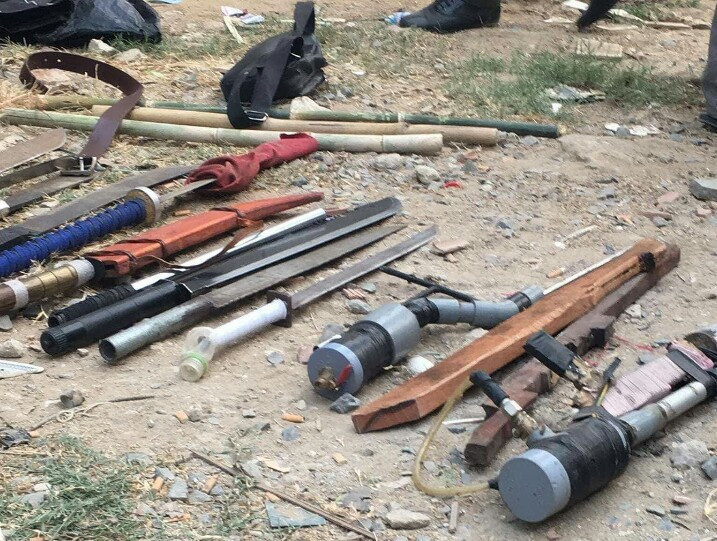 Súng tự chế, mã tấu công an thu giữ tại hiện trường. 