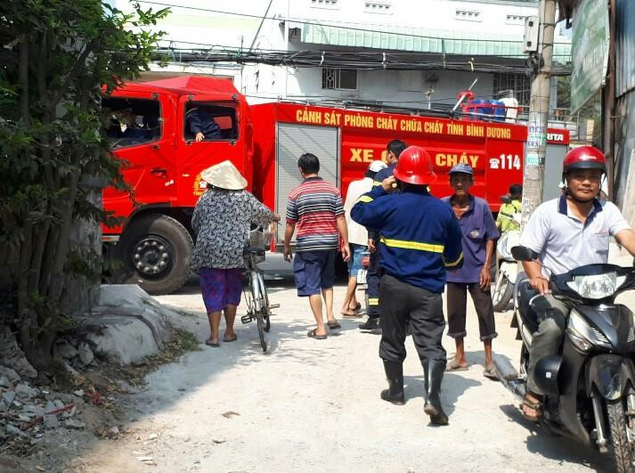 Căn nhà khóa cửa bốc cháy dữ dội 