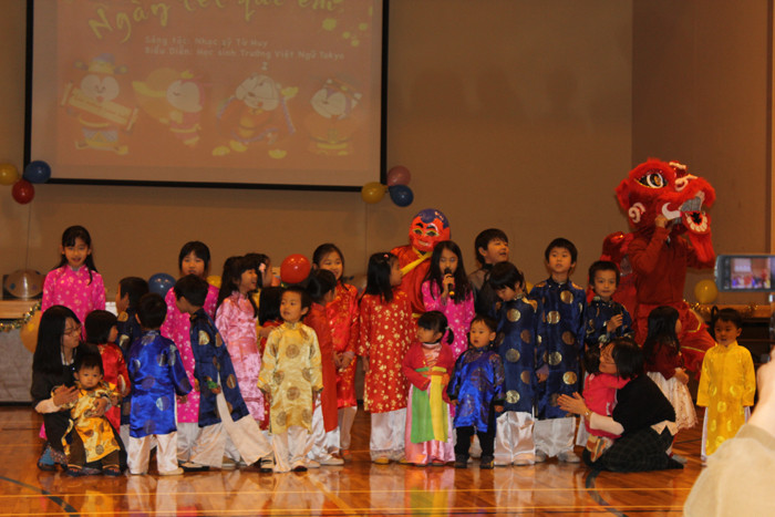 Toàn thể học sinh của trường Việt ngữ hát "Ngày Tết quê em"