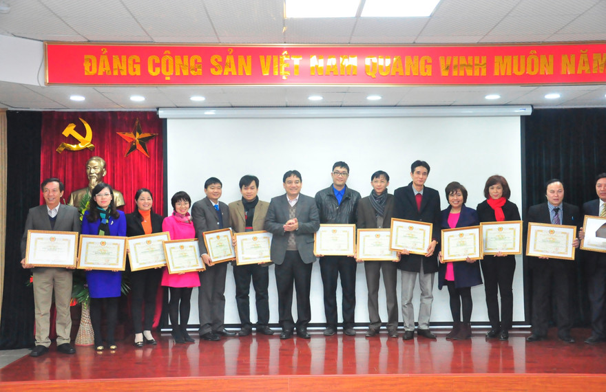 Đồng chí Nguyễn Đắc Vinh, Uỷ viên dự khuyết BCH TW Đảng,Bí thư thứ nhất BCH TW Đoàn, Bí thư Đảng ủy TW Đoàn trao Giấy khen cho những tập thể có thành tích xuất sắc trong công tác đảng. Ảnh: Đông Hà